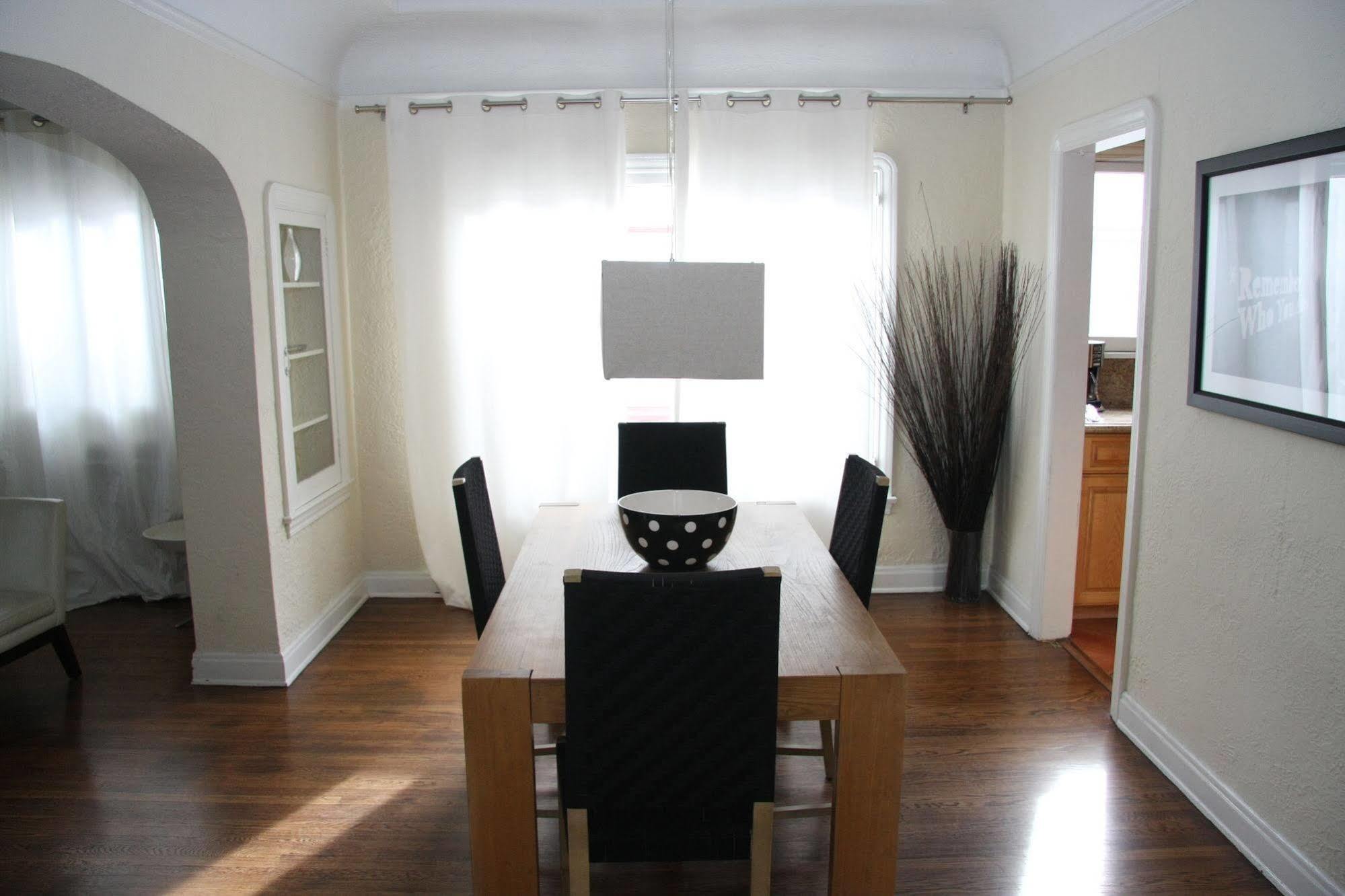 West Hollywood Vintage Vacation Apt.