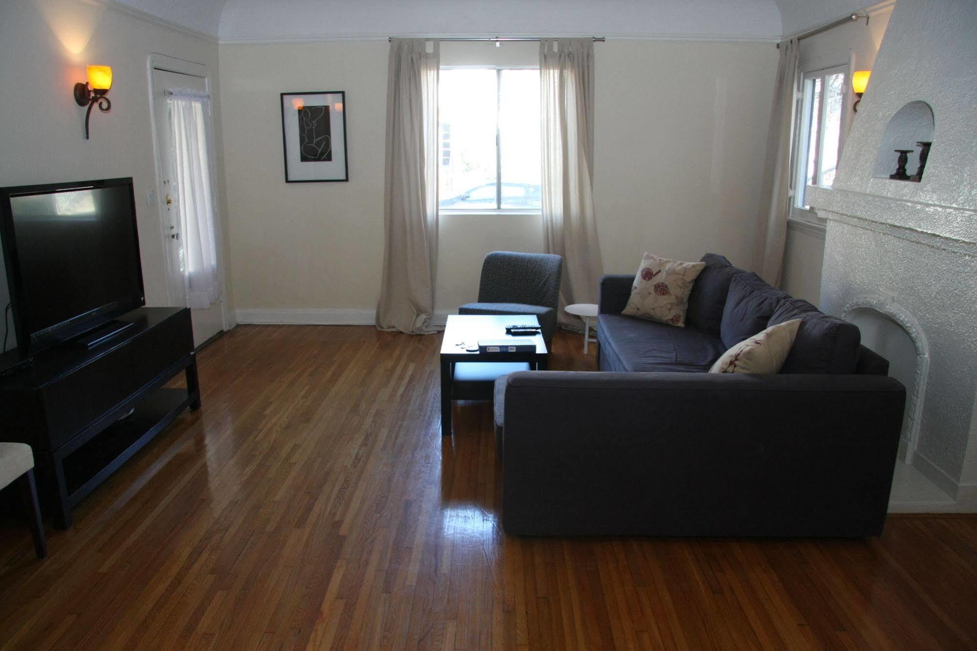 West Hollywood Vintage Vacation Apt. *