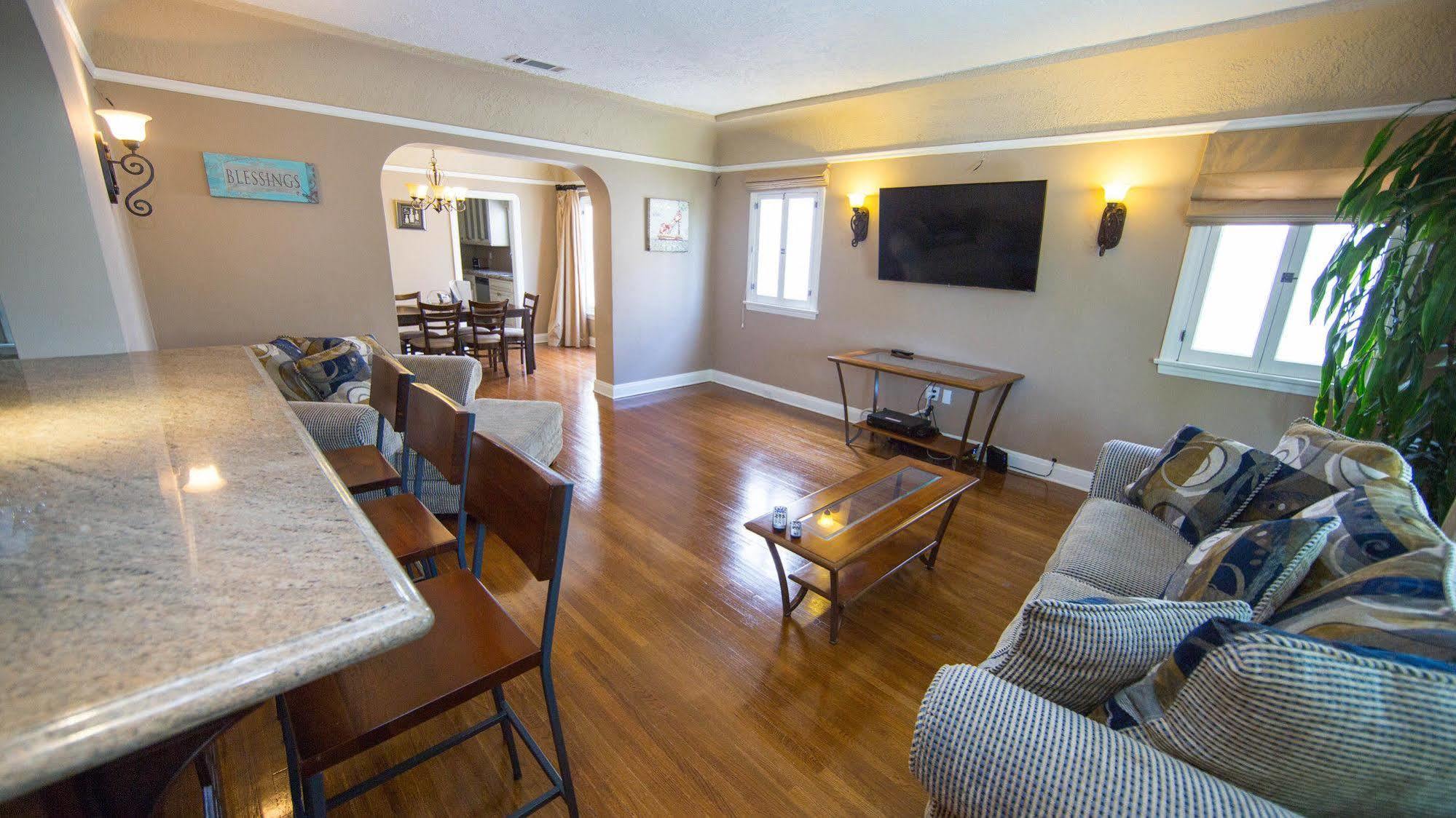 West Hollywood Vintage Vacation Apt. Los Angeles