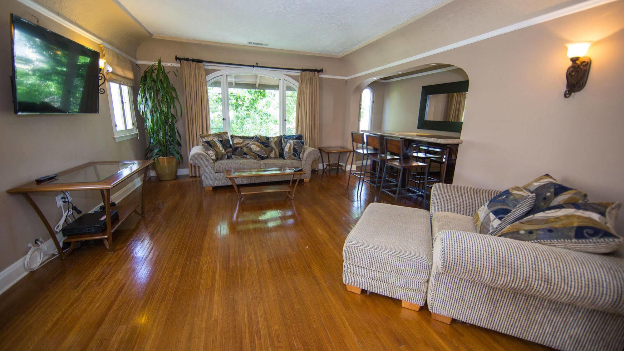 West Hollywood Vintage Vacation Apt. Apartment *